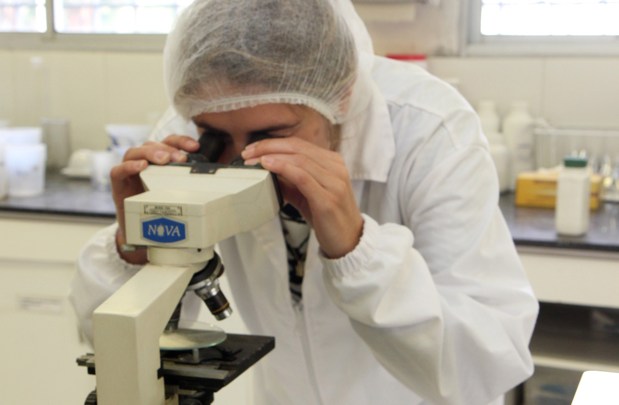 Técnico observando muestra en microscopio